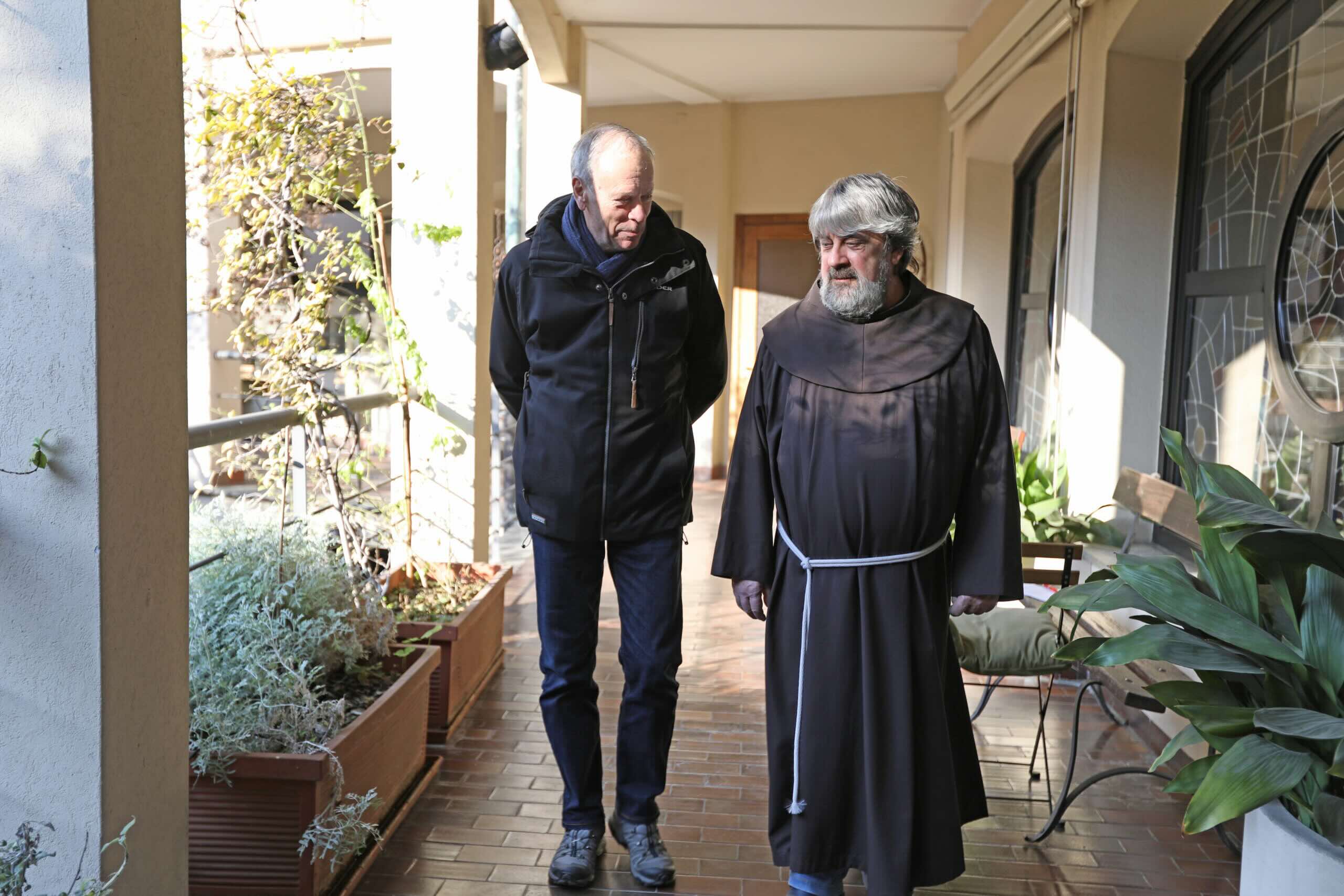 Frate che accompagna una persona