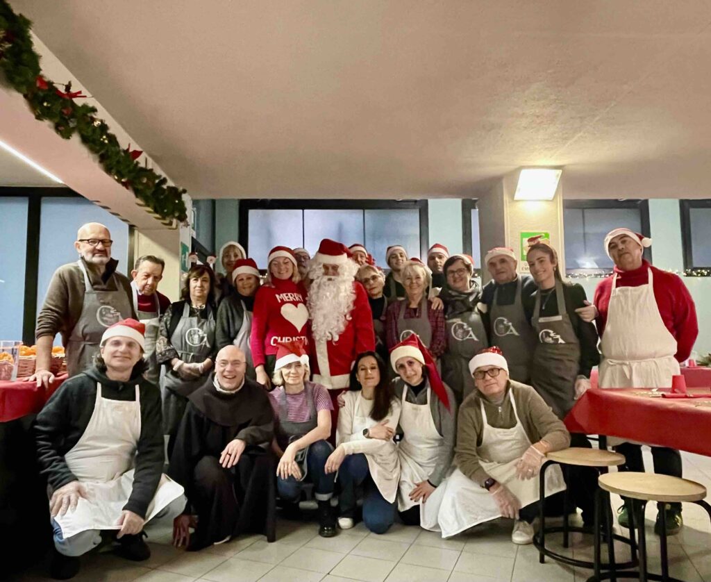 Foto di gruppo dei volontari al pranzo della vigilia di Natale