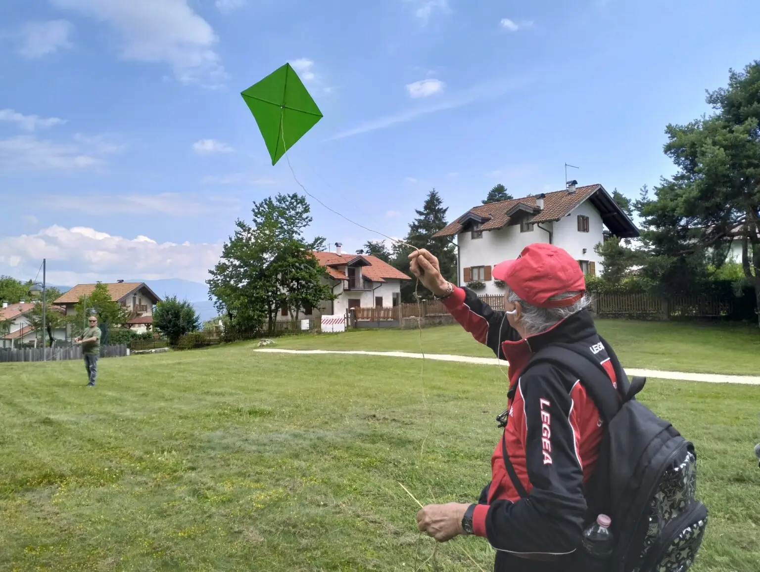Immagine di un uomo che fa volare aquilone. idea di liberta