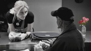 Centro Sant'Antonio Milano accoglienza - volontaria ascolta un ospite